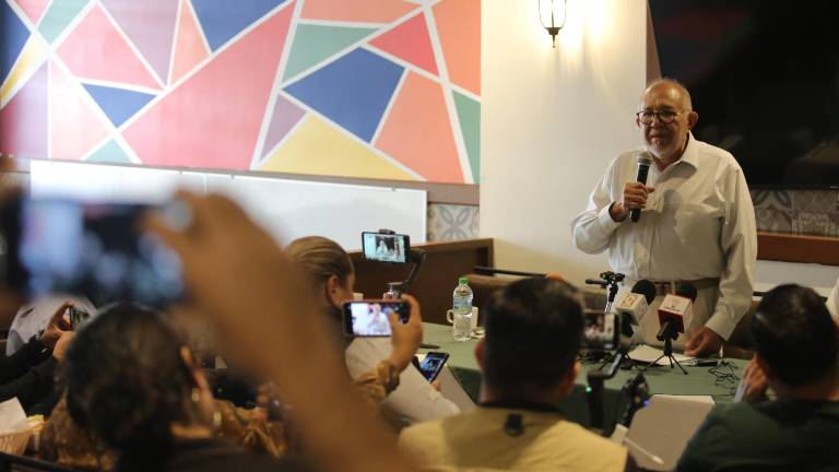 Luis Guillermo “El Químico” Benitez Torres muestra su registro.
