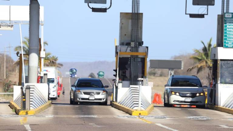 Afluencia de vehículos en la caseta de cobro de Mármol, a 26 kilómetros al norte de Mazatlán.