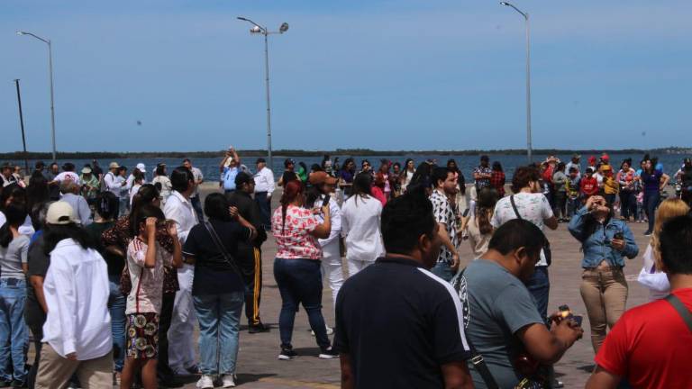Los locales y visitantes fueron testigos de la serie de cambios en el ambiente, como la temperatura y la oscuridad que poco a poco llegó.