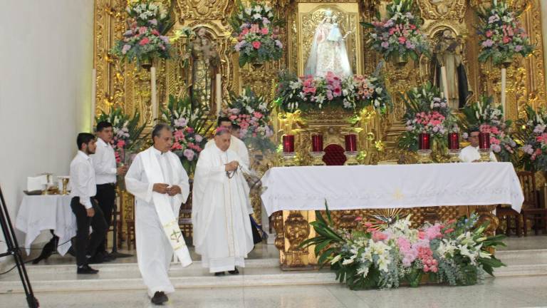 Misa celebrada con motivo de la fiesta patronal de Nuestra Señora del Rosario.