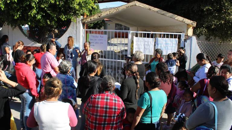 Desde antes de las 9:00 horas, los padres y tutores de los alumnos tomaron el plantel al tiempo que colocaron cartulinas.