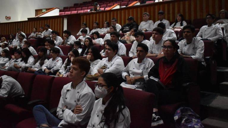 Estudiantes de la UAS participan en una charla sobre la evolución de la franquicia de Wings Army.