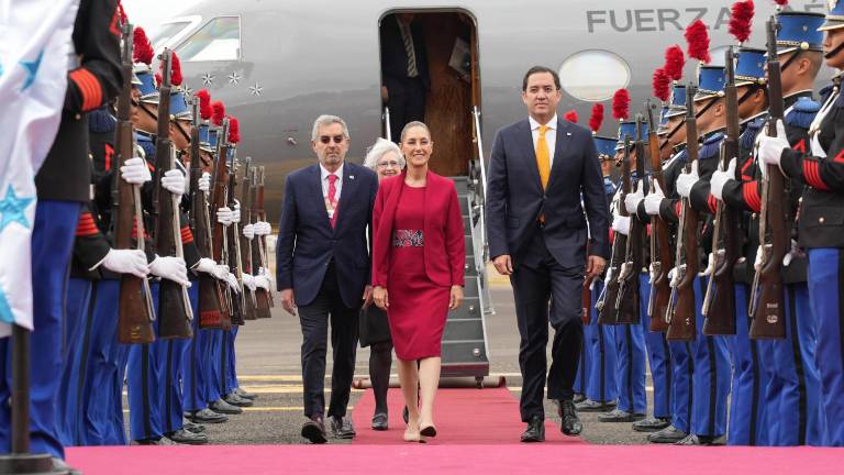 La mandataria mexicana viajó en un avión de la Fuerza Aérea Mexicana.