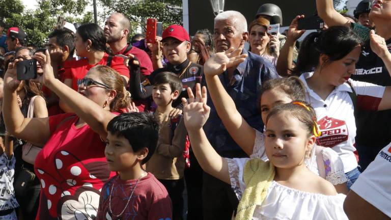 Millares de personas tomaron las banquetas de ávenida Álvaro Obregón desde temprano .