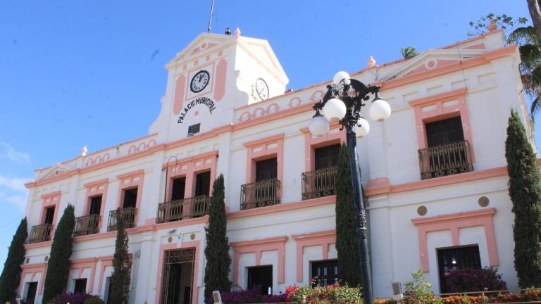 la Alcaldesa Claudia Valdez Aguilar anunció que se están revisando para efectuar cambios en la administración.