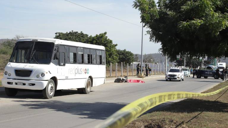 El conductor de la motocicleta cayó al pavimento por donde circulaba el camión urbano de la ruta Flores Magón.