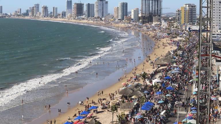 #Galería | Malecón de Mazatlán se muestra abarrotado y listo para que inicie la algarabía del desfile