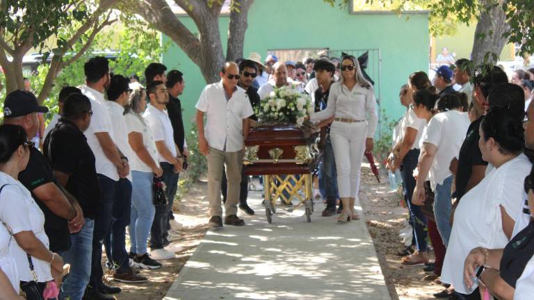 Familiares, amigos, comunidad escolar y vecinos despiden los restos de la profesora Eva Ramona, mejor conocida como “Moncy”.