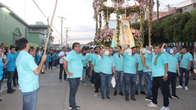 Para que la Virgen fluya entre ese río humano se requieren de 16 personas, ocho en la parte de enfrente y ocho en la parte posterior.