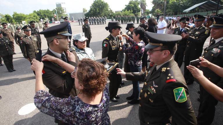 Cada miembro del Ejército fue llamado para la colocación de los distintivos de sus nuevos rangos.