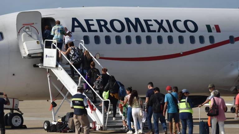 El organismo concesionario OMA y las empresas Aeroméxico, Volaris y VivaAerobús se encargan de las operaciones del puente aéreo con las autoridades federales.