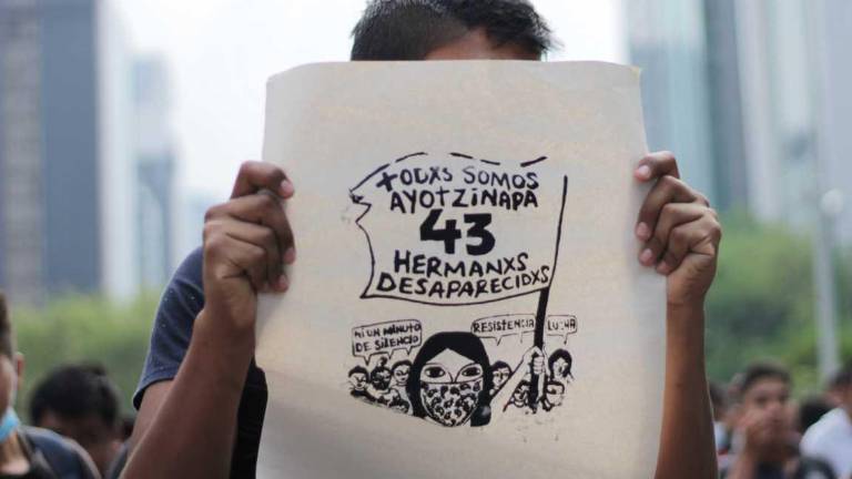 La marcha del 26 de septiembre de 2021, que fue encabezada por las familias de los normalistas, avanzó bajo la consigna: “Vivos se los llevaron, vivos los queremos”.