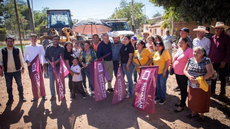 Banderazo de inicio de pavimentación con concreto hidráulico en la calle Emiliano Zapata.
