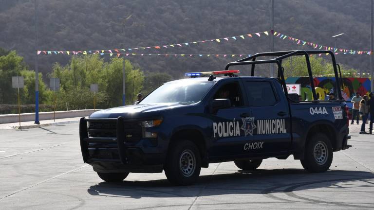 Personas que circulaban por la carretera Los Mochis-Choix reportaron hallazgo de dos cuerpos sin vida y con mensaje.