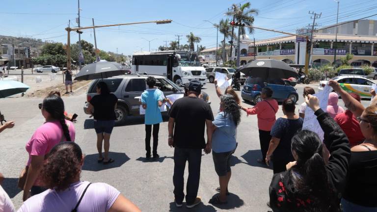 Armados con cartulinas y ante un fuerte sol, alrededor de 50 personas se manifestaron frente al mercado Hacienda Victoria.