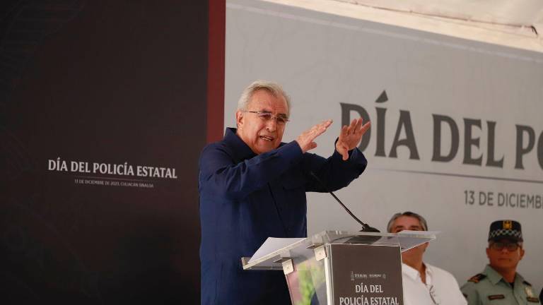 El Gobernador Rubén Rocha Moya exhibió a un trabajador de la SEPyC sobre el pago de los 5 mil pesos de más a los maestros.