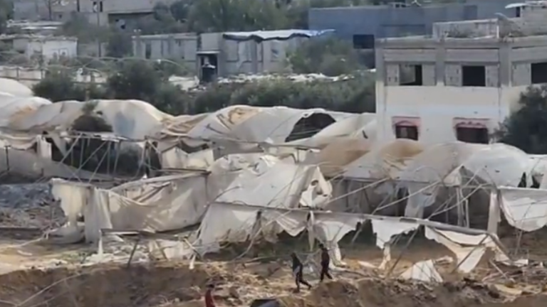Al amanecer de este lunes, casas de campaña de refugiados palestinos estaban destruidas por los bombaderos del Ejército de Israel.