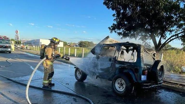 A las 17:15 horas fue reportado el auto en llamas por los automovilistas que circulaban sobre la avenida Óscar Pérez Escobosa.