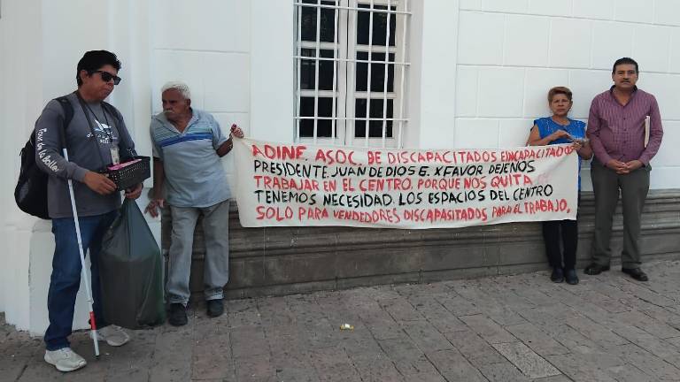 Frente al Palacio Municipal montaron una protesta en defensa de una compañera que fue desalojada.