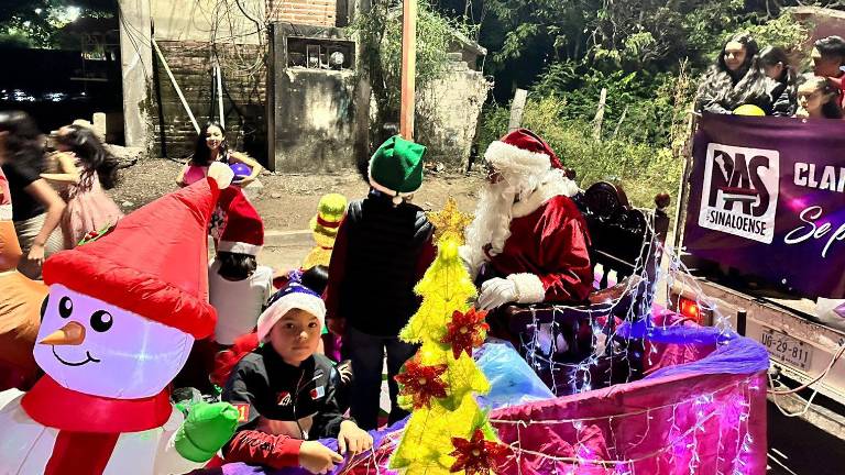 El Santa del Partido Sinaloense sorprendió a chicos y grandes en la cabecera municipal de Rosario.
