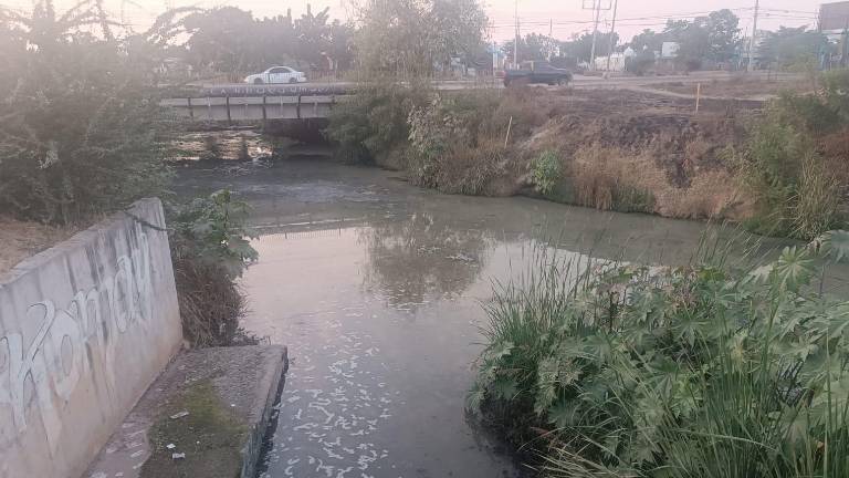 El arroyo Jabalines desprende un fuerte olor a drenaje que afecta directamente a los automovilistas y vecinos.