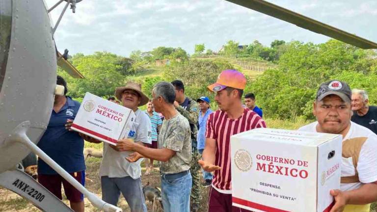 Los pobladores ayudaron a los militares a descargar el helicóptero.