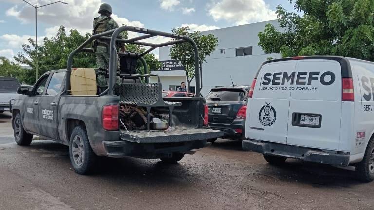 Fue alrededor de las 13:40 horas de este viernes que los cuerpos de los militares fallecidos llegaron al Servicio Médico Forense.