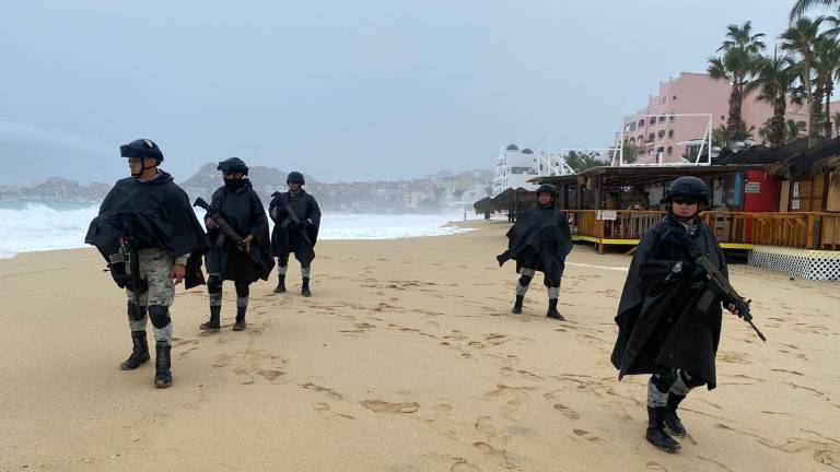 Agentes de la Guardia Nacional realizan recorridos para invitar a la población a alejarse de las zonas de riesgo.