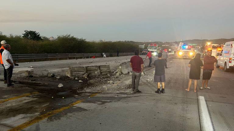 La circulación de sur a norte fue cerrada momentáneamente, a la altura del kilómetro 267 del Libramiento Tepic-Mazatlán, casi entronque con la carretera Mazatlán-Culiacán.