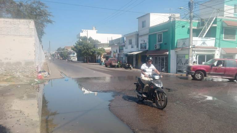 Quienes transitan por la calle Enrique Pérez Arce tienen que bajar la velocidad hasta casi detenerse y virar a los lados para que no se dañen sus vehículos.