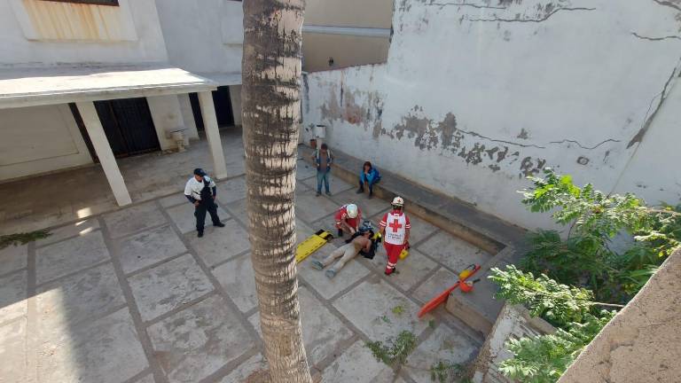 El trabajador realizaba su trabajo en el tercer nivel de una torre en construcción.