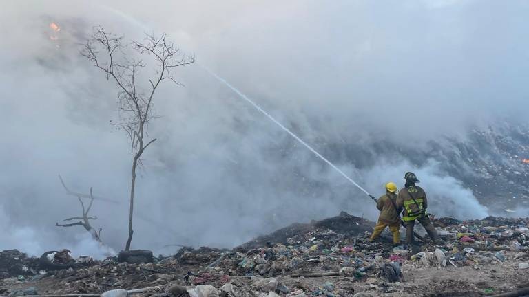 El fuego está controlado, pero aún se requieren acciones para extinguirlo por completo en el Basurón Municipal de Mazatlán.