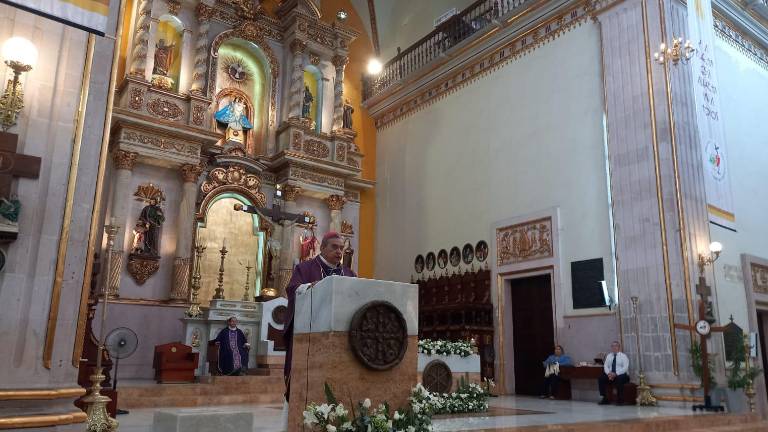 El Obispo de Culiacán Jesús José Herrera Quiñonez pidió por la sanación de enfermos.
