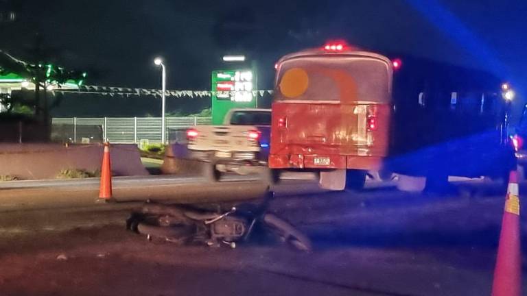 El cuerpo del joven quedó debajo de un camión de la ruta Eldorado-Culiacán.