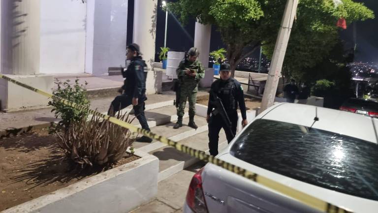 El hombre estaba en las escaleras del templo Santa Cecilia cuando fue atacado a balazos.