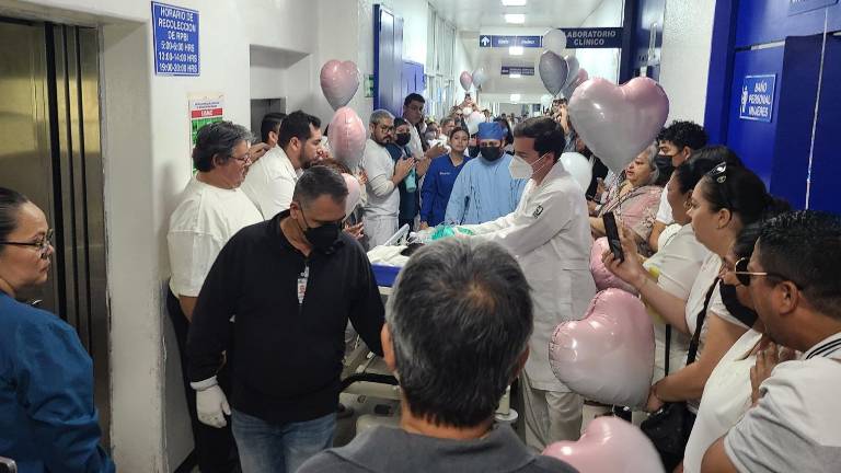 Familiares y amigos, acompañados del personal del nosocomio, formaron una valla para, a manera de homenaje, despedirla, mientras se le trasladaba al quirófano.