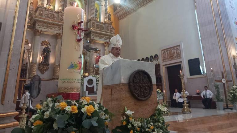 El Obispo de Culiacán explica el misterio de la Resurreción a los feligreses.