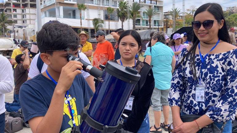 En el lugar expertos y aficionados de la astronomía realizaron algunas pruebas de sus equipos.