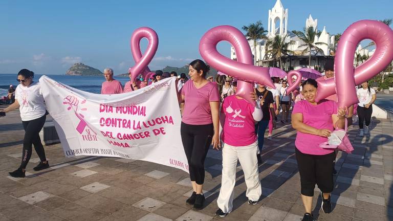 Personal del ISSSTE e invitados arrancaron la caminata desde las Letras de Mazatlán hasta la altura del Acuario.