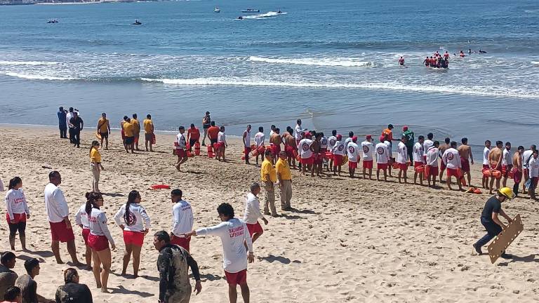 El ejercicio inició pasadas las 10:00 horas de este lunes, cuando, al sonar las alarmas, 130 salvavidas capacitados por el Escuadrón Acuático de Rescate saltaron a la zona de playa.