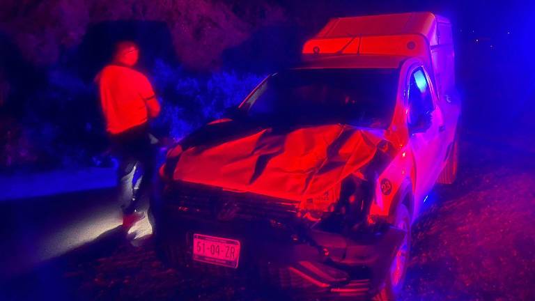 Autoridades que llegaron al sitio del accidente informaron que la unidad afectada es una Saveiro Robust, propiedad de una empresa de paquetería.