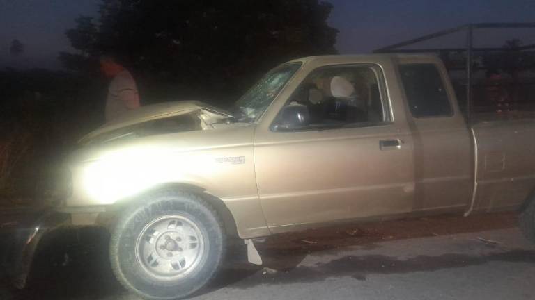 El primer percance fue el choque entre dos camionetas en el kilómetro 20 de la carretera estatal.