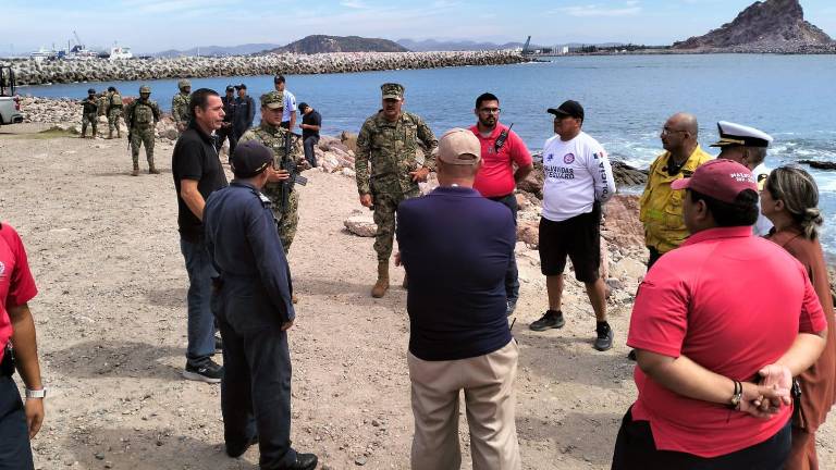 Cerca de las 10:00 horas, personal de Protección Civil y Bomberos se movilizaron a la cima del cerro del Crestón.