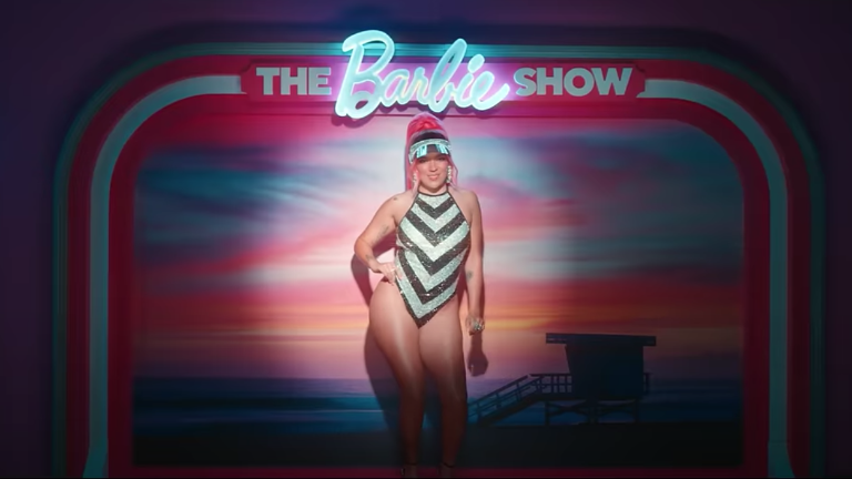 Karol G se convierte en una chica Barbie con su video Watati.