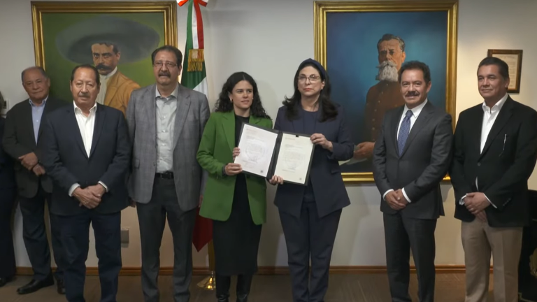 La Secretaria de Gobernación entregó en la Cámara de Diputados el paquete de iniciativas.