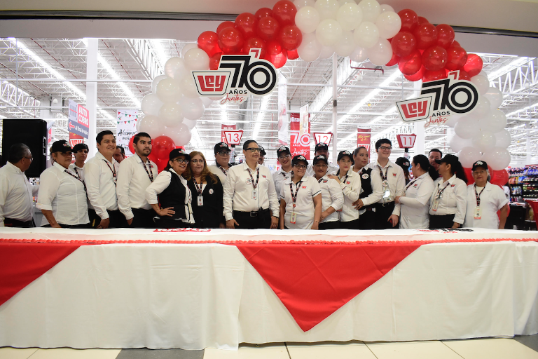 Con un gran pastel, celebra Casa Ley 70 años de existencia