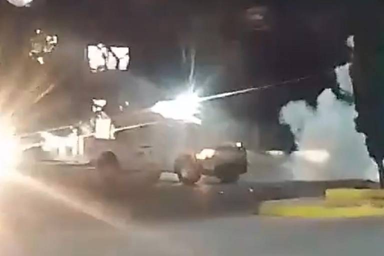 Policías de Guerrero asesinan a dos supuestos normalistas de Ayotzinapa; estudiantes incendian patrulla