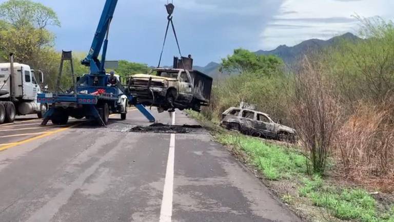 Dos vehículos blindados calcinados y con impactos de bala fueron localizados tras reportes de un enfrentamiento al sur de la entidad.