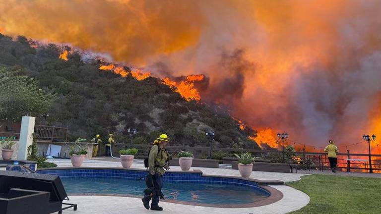 Incendios en Los Ángeles se han salido de control, lo que ha generado la evacuación de más de 30 mil habitantes.