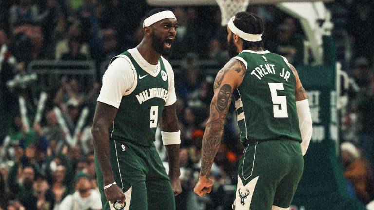 Bucks se aprovecha de los 76ers.